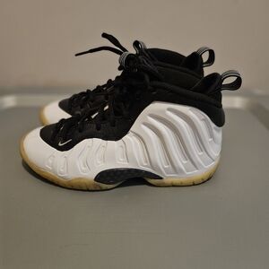 Kids Black and White Nike FoamPosites Size 4.5Y